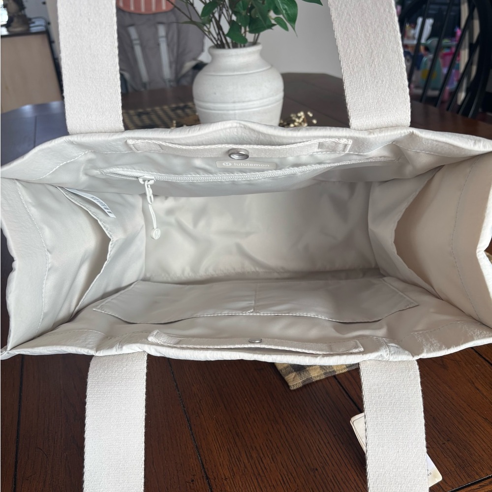 Lululemon Boxy Tote Bag 10L - Picture 5 of 10